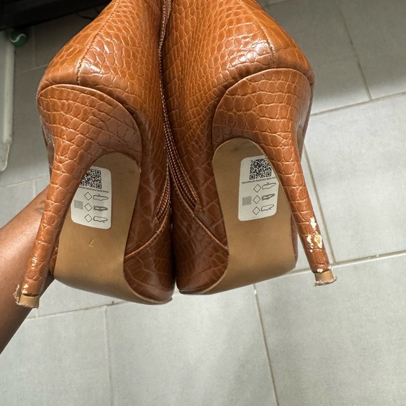 Elegant Tan Women's Boots - Picture 5 of 6